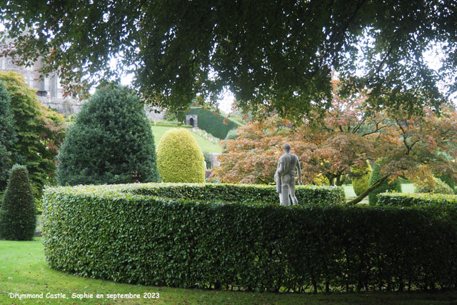 statue à Drummond Castle