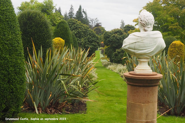 statue à Drummond Castle