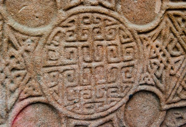 Eassie Cross