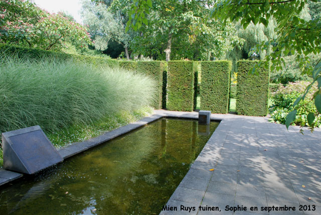 Mien Ruys: bassin aux miscanthus
