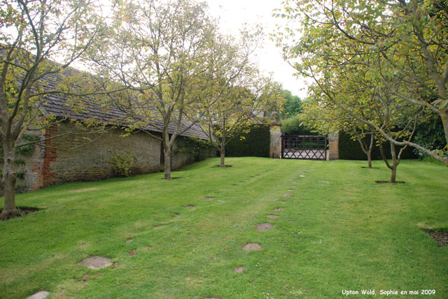 allée de gazon à l'entrée d'Upton Wold