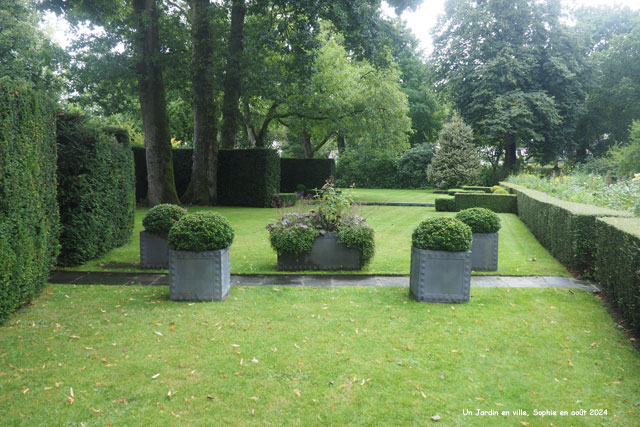 chemin et bacs de plantes